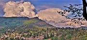 67 Scendendo mi godo lo spettacolo del panorama su Altopiano Selvino-Aviatico con i monti Cornagera e Poieto